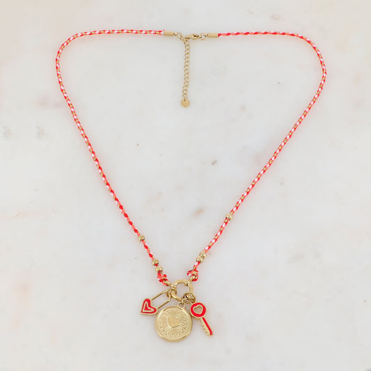 Collier sur cordon avec cadenas motif cœur émaillé, clé ajourée de façon cœur et pendentif rond motif cœur (51+5CM)