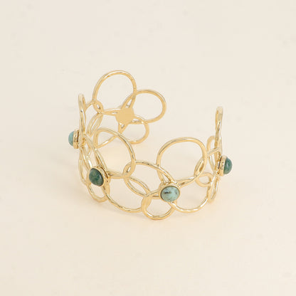 Manchette - 5 motifs floraux ajourés et pierres naturelles turquoises africaines - Dimensions : 6,5 x 5 cm - Hauteur : 40 mm