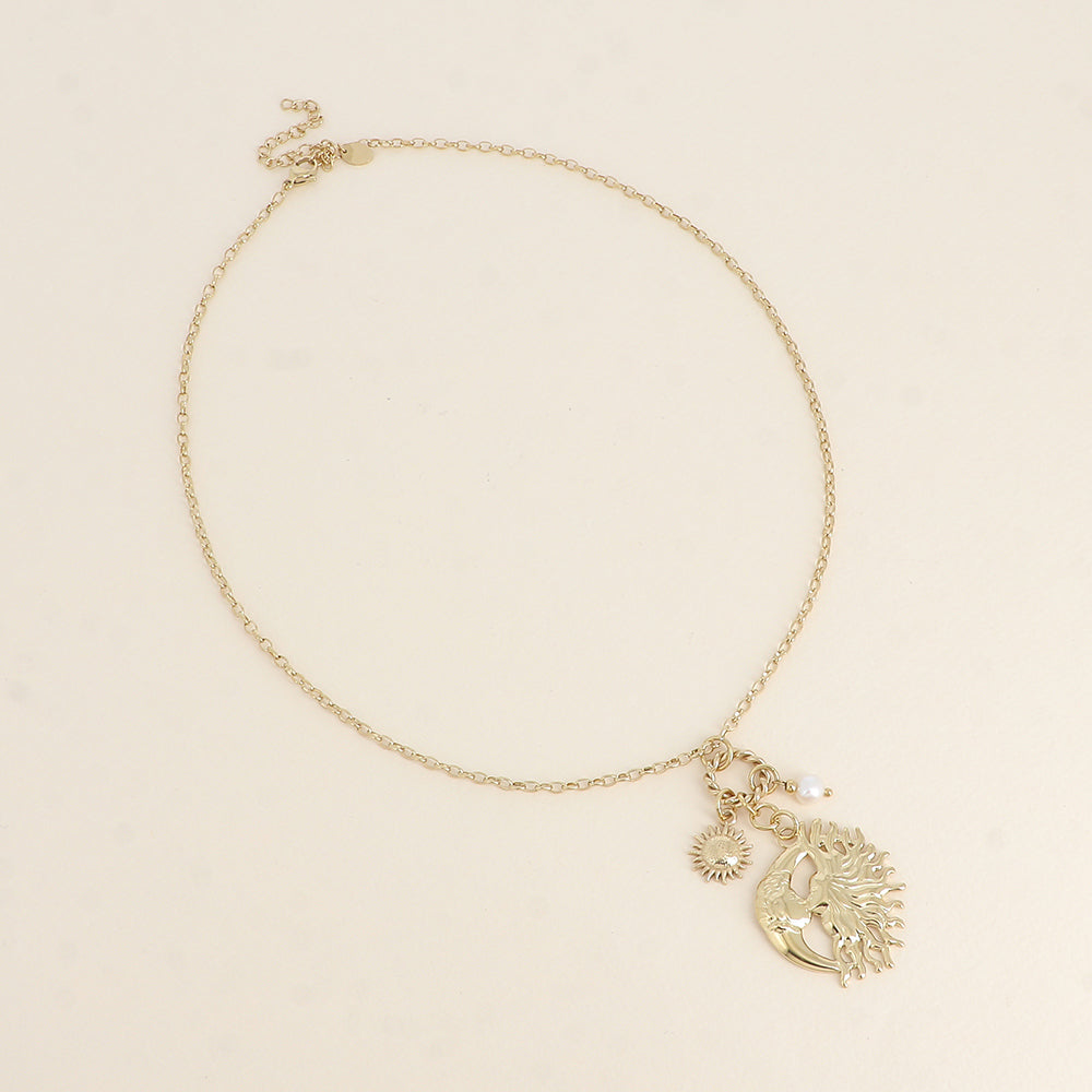 Collier - 3 pendentifs, perle d'eau douce, soleil et charm's muse 45+7 cm