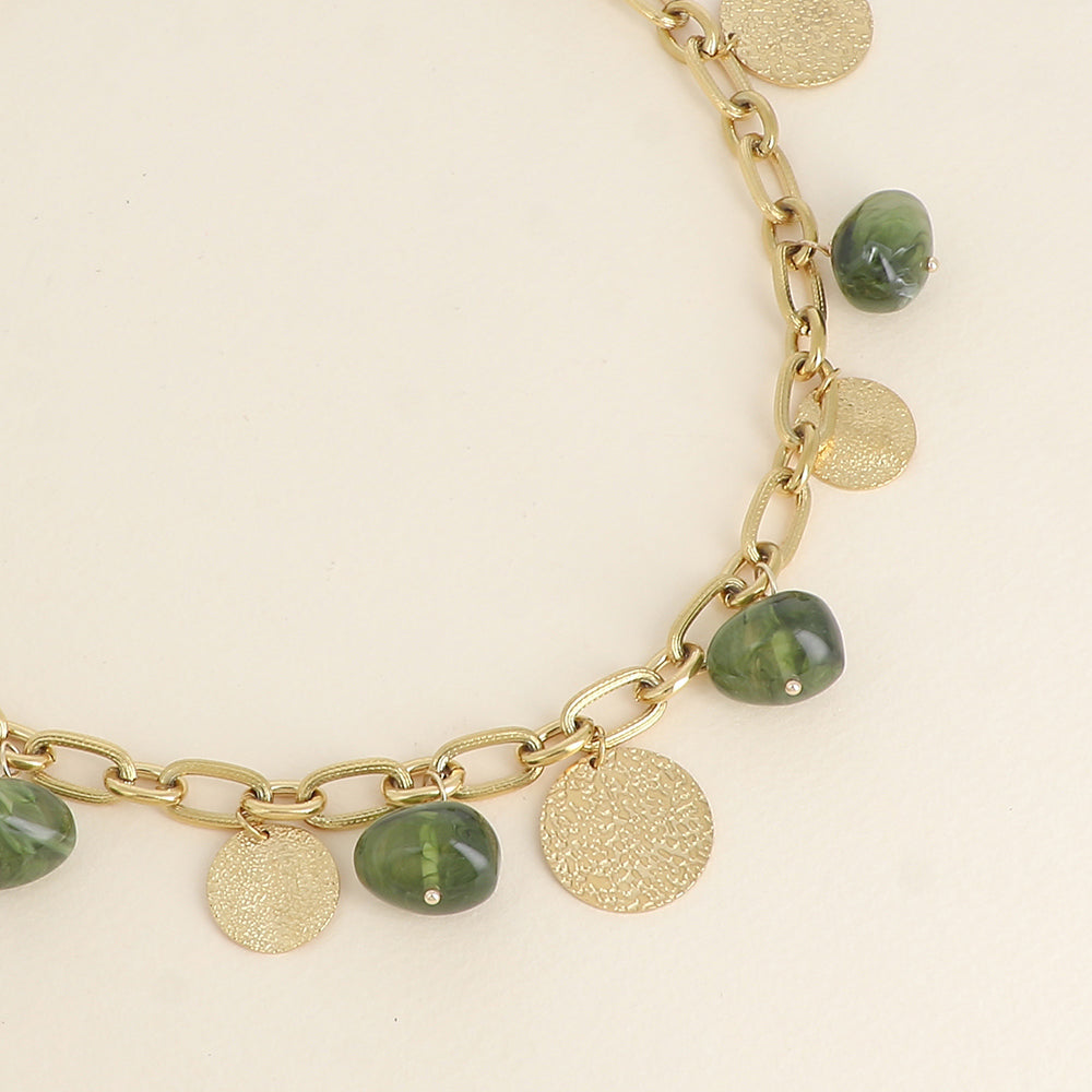 Collier - perles en résine verte et pampilles rondes texturées 40+5 cm