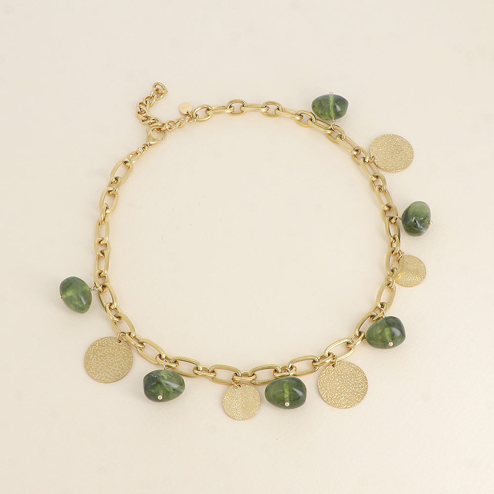 Collier - perles en résine verte et pampilles rondes texturées 40+5 cm