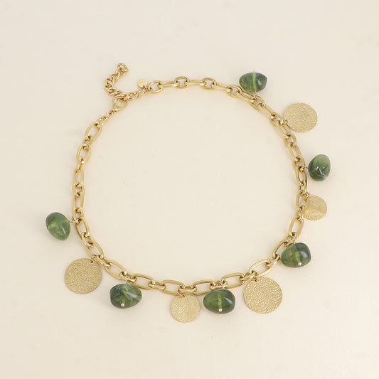 Collier - perles en résine verte et pampilles rondes texturées 40+5 cm