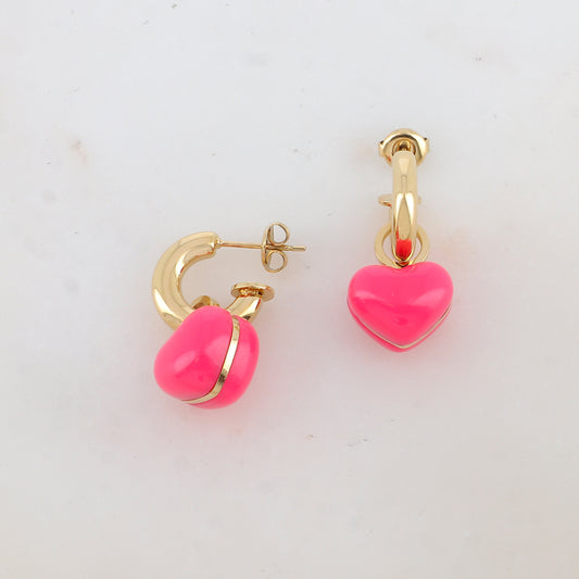 Créoles à puce avec pendant cœur en résine 1,6 x 2,2 cm.