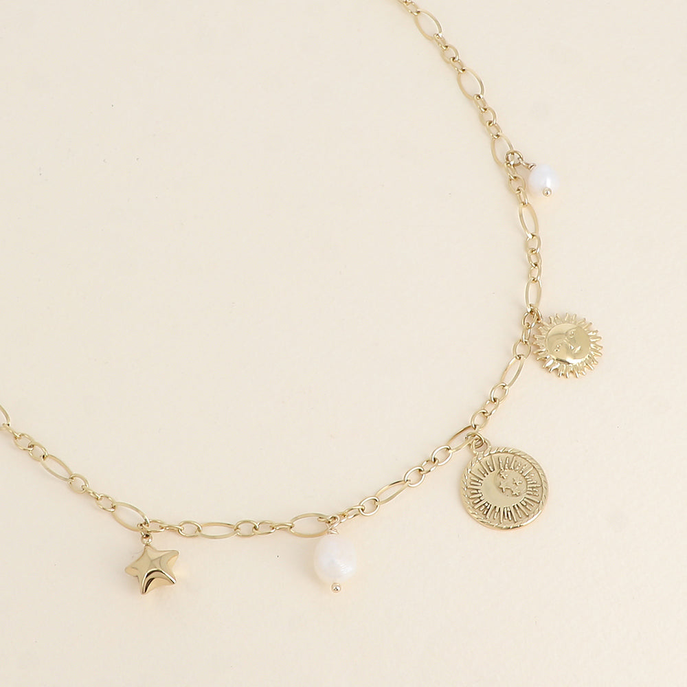 Collier - maille ovale alternée, breloques (étoile, éclipse, soleil) et perles de résine blanche 55+5 cm