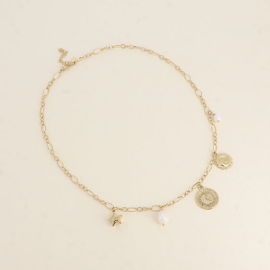 Collier - maille ovale alternée, breloques (étoile, éclipse, soleil) et perles de résine blanche 55+5 cm