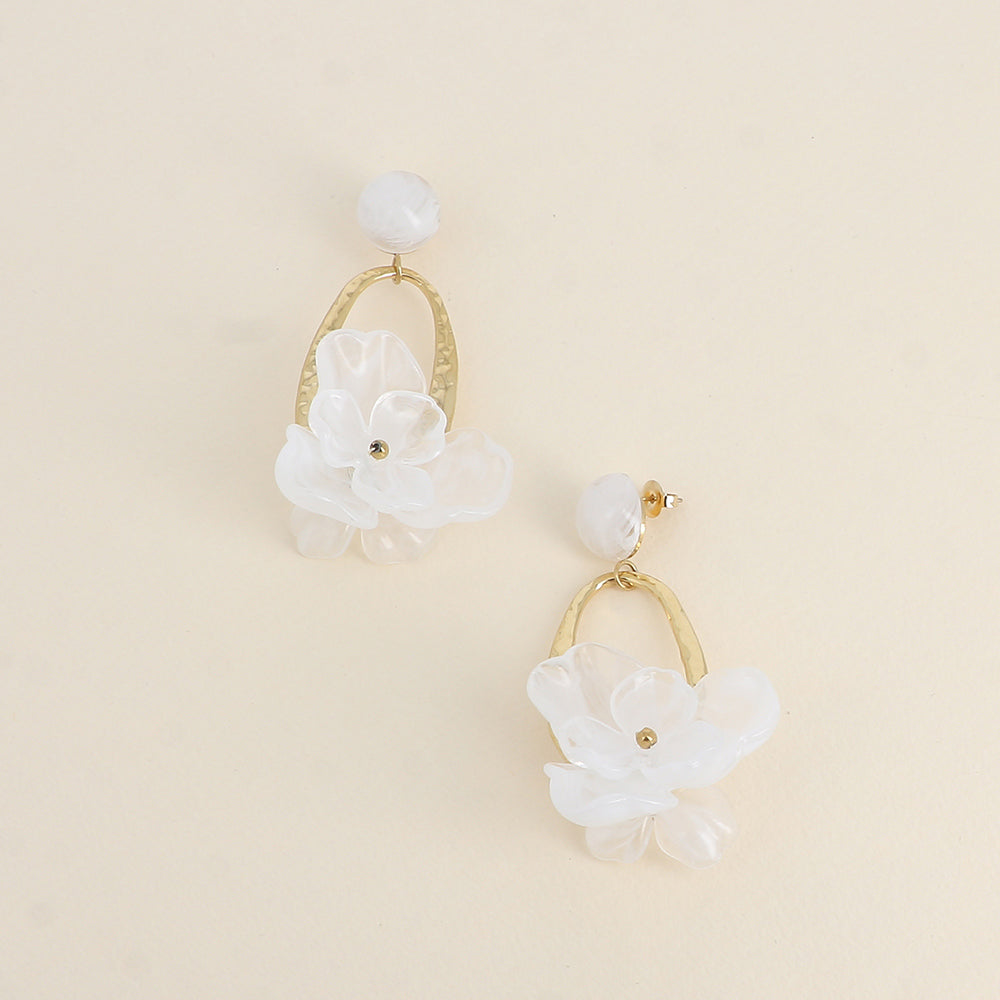 Boucles pendantes - puce avec une demi boule en résine, pièce ovale ajourée martelée et résine colorée blanche en forme de feuillage 35x75 mm