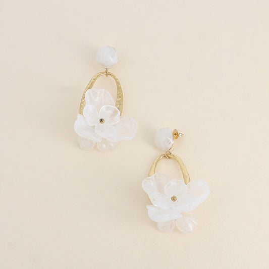 Boucles pendantes - puce avec une demi boule en résine, pièce ovale ajourée martelée et résine colorée blanche en forme de feuillage 35x75 mm