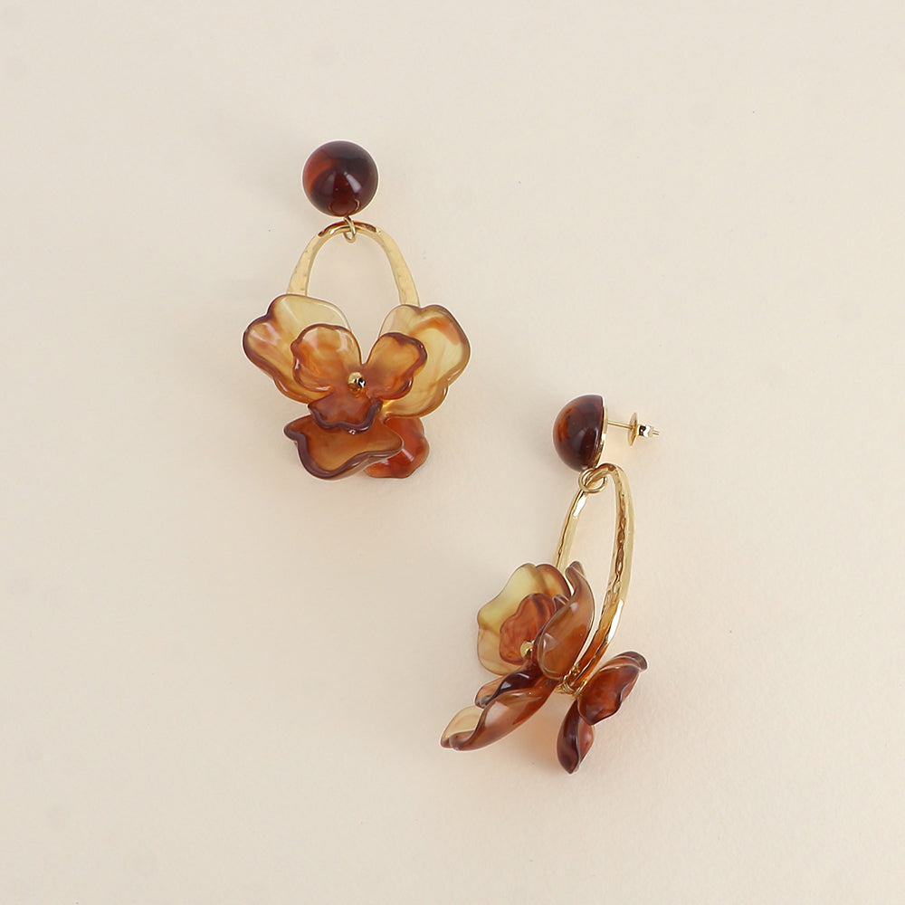 Boucles pendantes - puce avec une demi boule en résine, pièce ovale ajourée martelée et résine colorée marron en forme de feuillage 35x75 mm