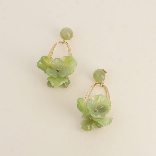 Boucles pendantes - puce avec une demi boule en résine, pièce ovale ajourée martelée et résine colorée verte en forme de feuillage 35x75 mm