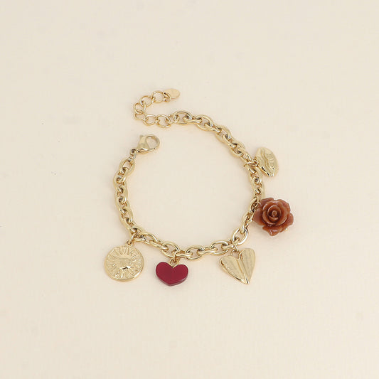 Bracelet - breloques diverses (soleil, cœur en résine, cœur incurvé, rose en résine, bouche) (17+3 cm)