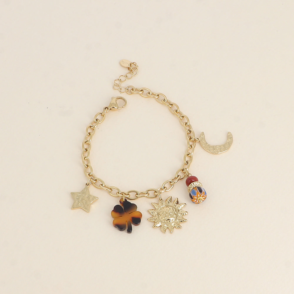 Bracelet - pendentifs (soleil, étoile et lune martelés, trèfle en résine léopard et perles) (17+3 cm)
