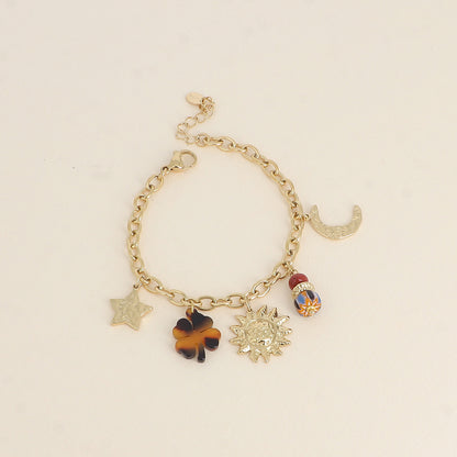 Bracelet - pendentifs (soleil, étoile et lune martelés, trèfle en résine léopard et perles) (17+3 cm)