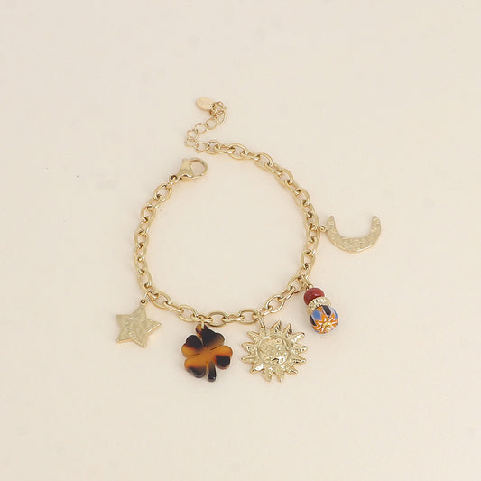 Bracelet - pendentifs (soleil, étoile et lune martelés, trèfle en résine léopard et perles) (17+3 cm)