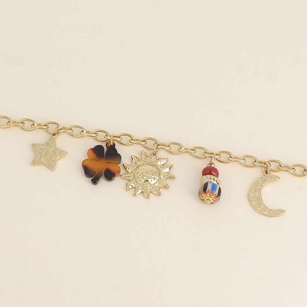 Bracelet - pendentifs (soleil, étoile et lune martelés, trèfle en résine léopard et perles) (17+3 cm)