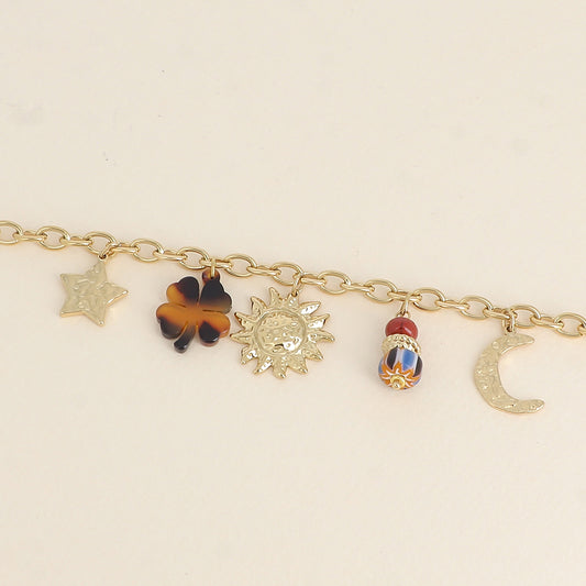 Bracelet - pendentifs (soleil, étoile et lune martelés, trèfle en résine léopard et perles) (17+3 cm)