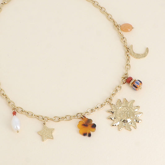 Collier - pendentifs (soleil, étoile et lune martelés, trèfle en résine léopard et perles) 40+5 cm