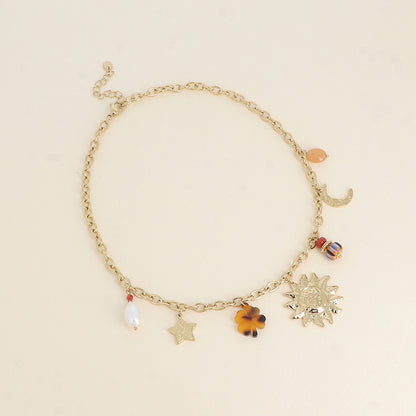 Collier - pendentifs (soleil, étoile et lune martelés, trèfle en résine léopard et perles) 40+5 cm