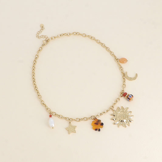 Collier - pendentifs (soleil, étoile et lune martelés, trèfle en résine léopard et perles) 40+5 cm