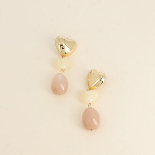 Boucles pendantes - cœurs et perle en résine beige 20x75 mm