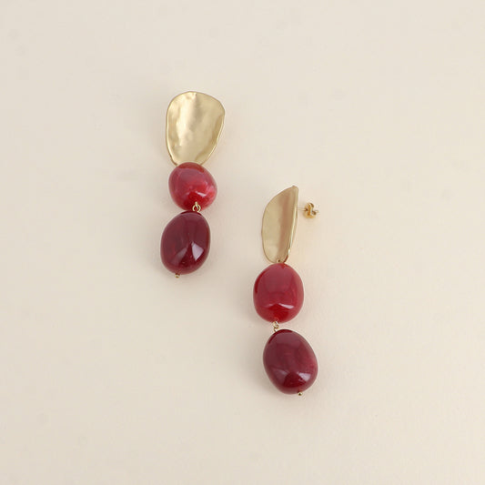 Boucles pendantes - pièce mat et perle en résine rouge 18x85 mm