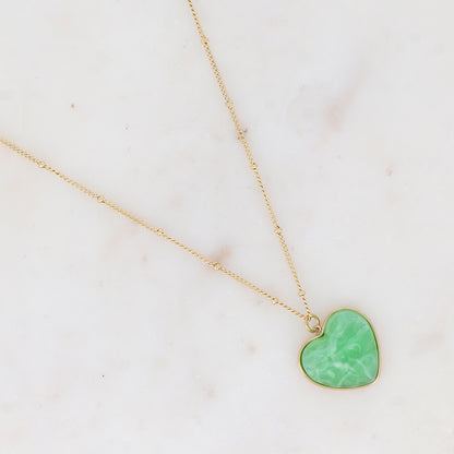Collier doré avec pampille cœur en résine verte 45+5 cm