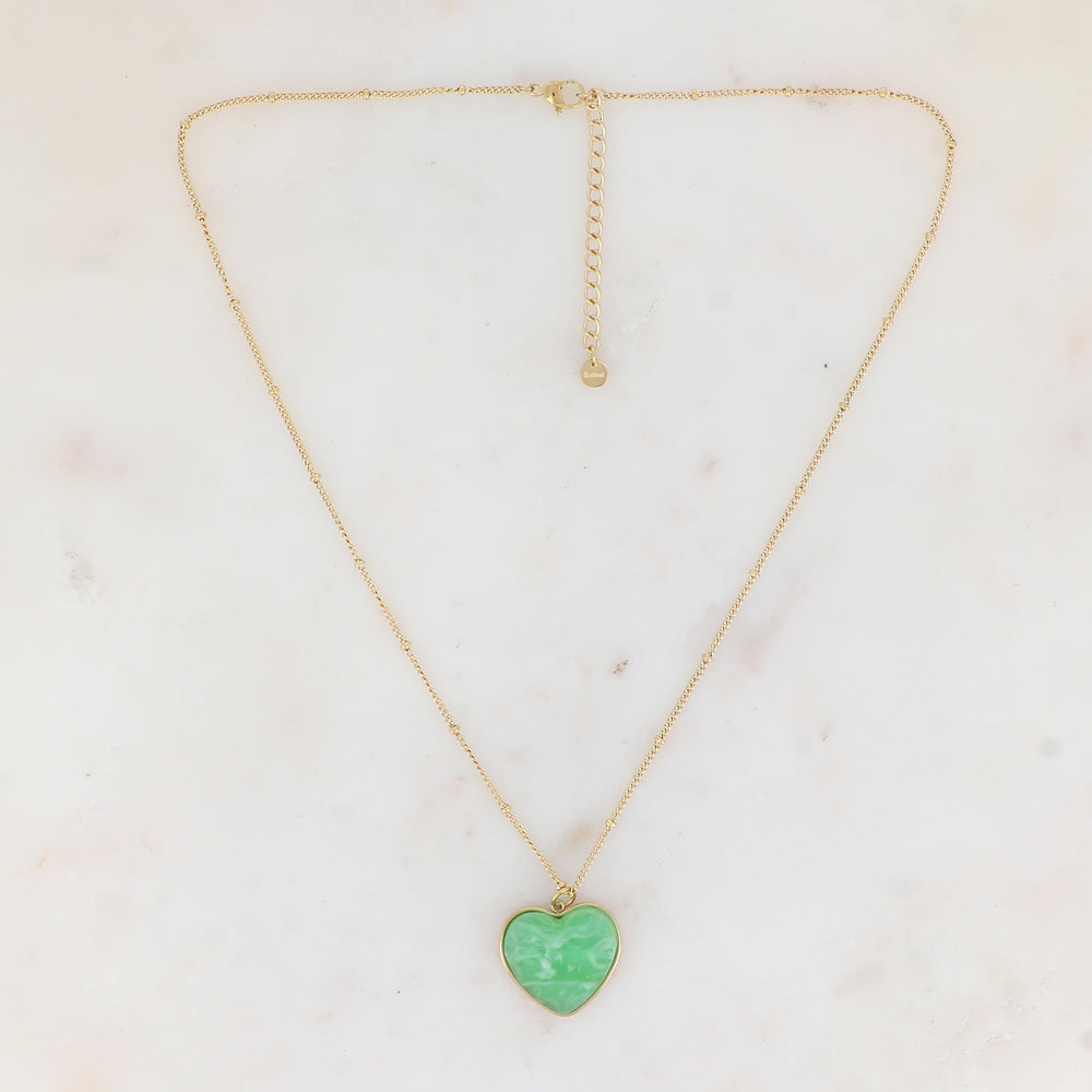 Collier doré avec pampille cœur en résine verte 45+5 cm