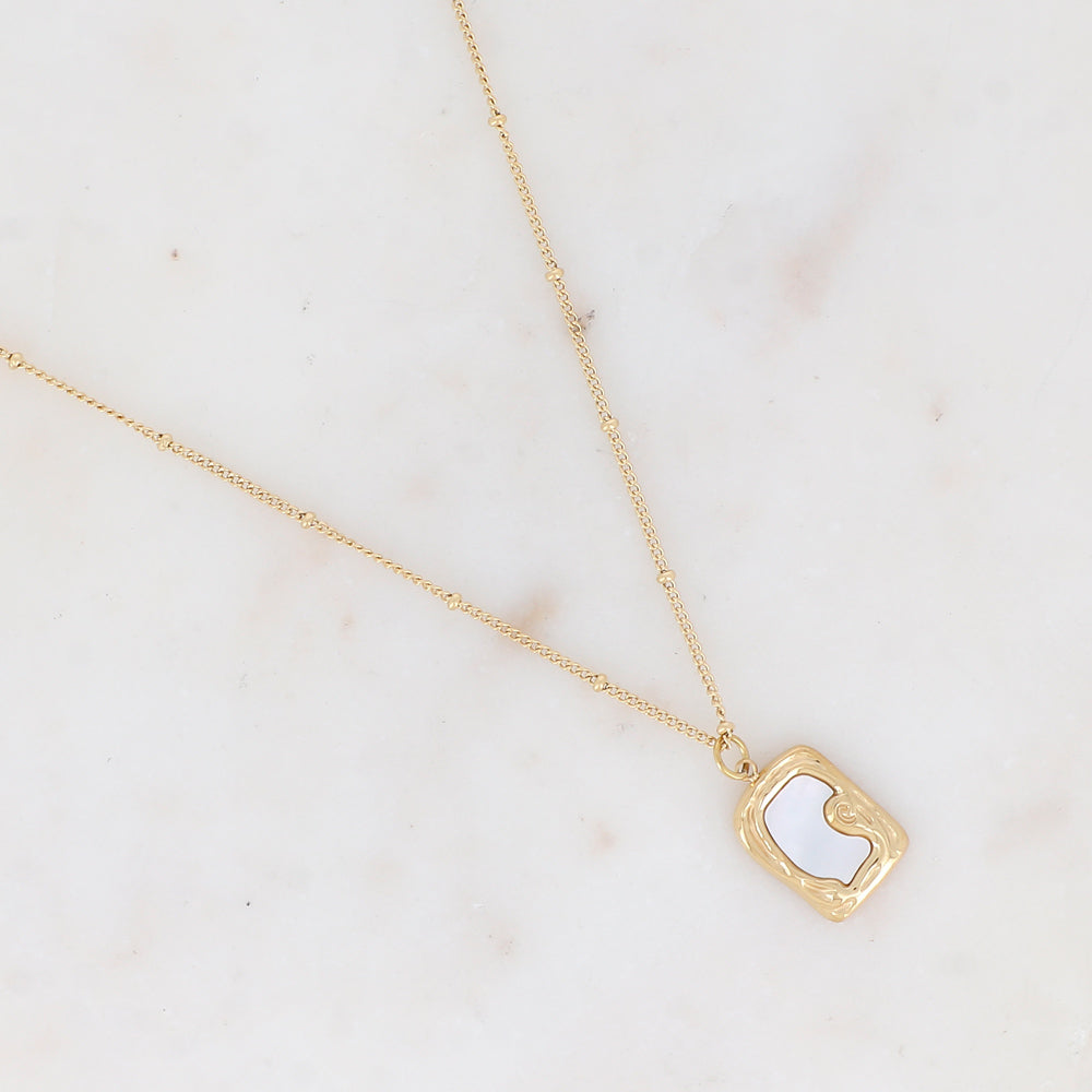 Collier doré avec pampille rectangulaire ornée d'une nacre 45+5 cm