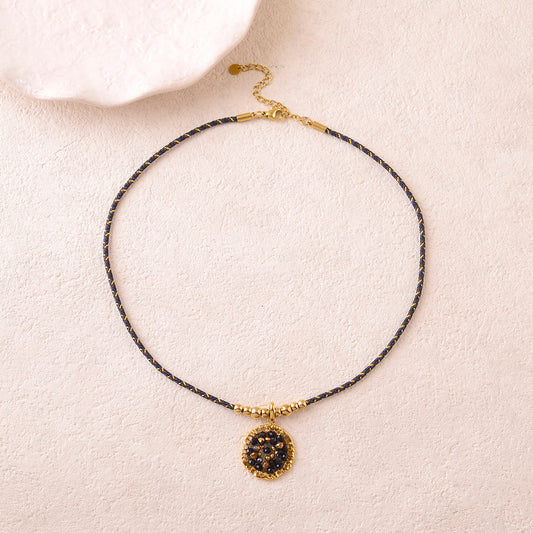 Collier sur cordon avec un anneau ovale texturé et perles en pâtes de verre noires 39+5 cm
IKS3192N0540