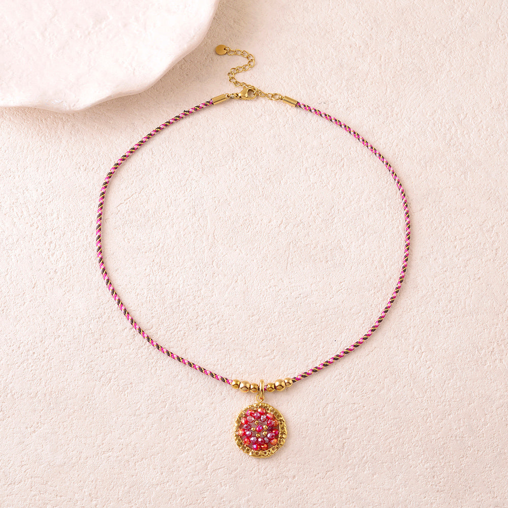 Collier sur cordon avec un anneau ovale texturé et perles en pâtes de verre rouges 39+5 cm
IKS3192N0540