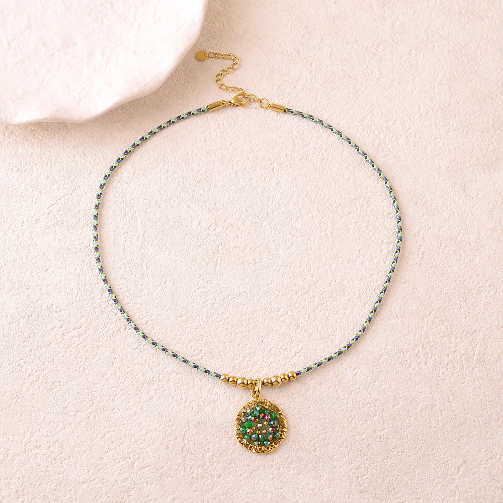 Collier sur cordon avec un anneau ovale texturé et perles en pâtes de verre vertes 39+5 cm