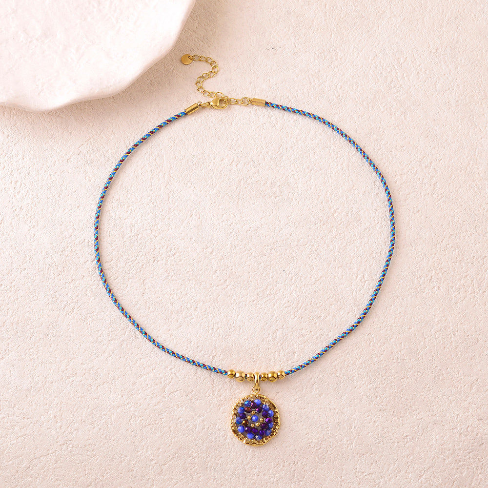 Collier sur cordon avec un anneau ovale texturé et perles en pâtes de verre bleues 39+5 cm
IKS3192N0540