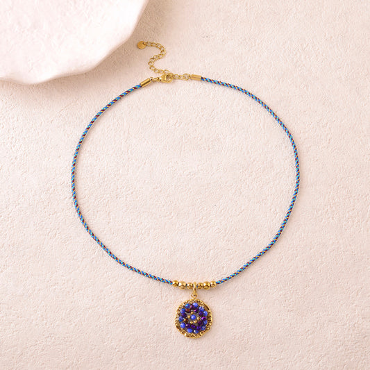 Collier sur cordon avec un anneau ovale texturé et perles en pâtes de verre bleues 39+5 cm
IKS3192N0540