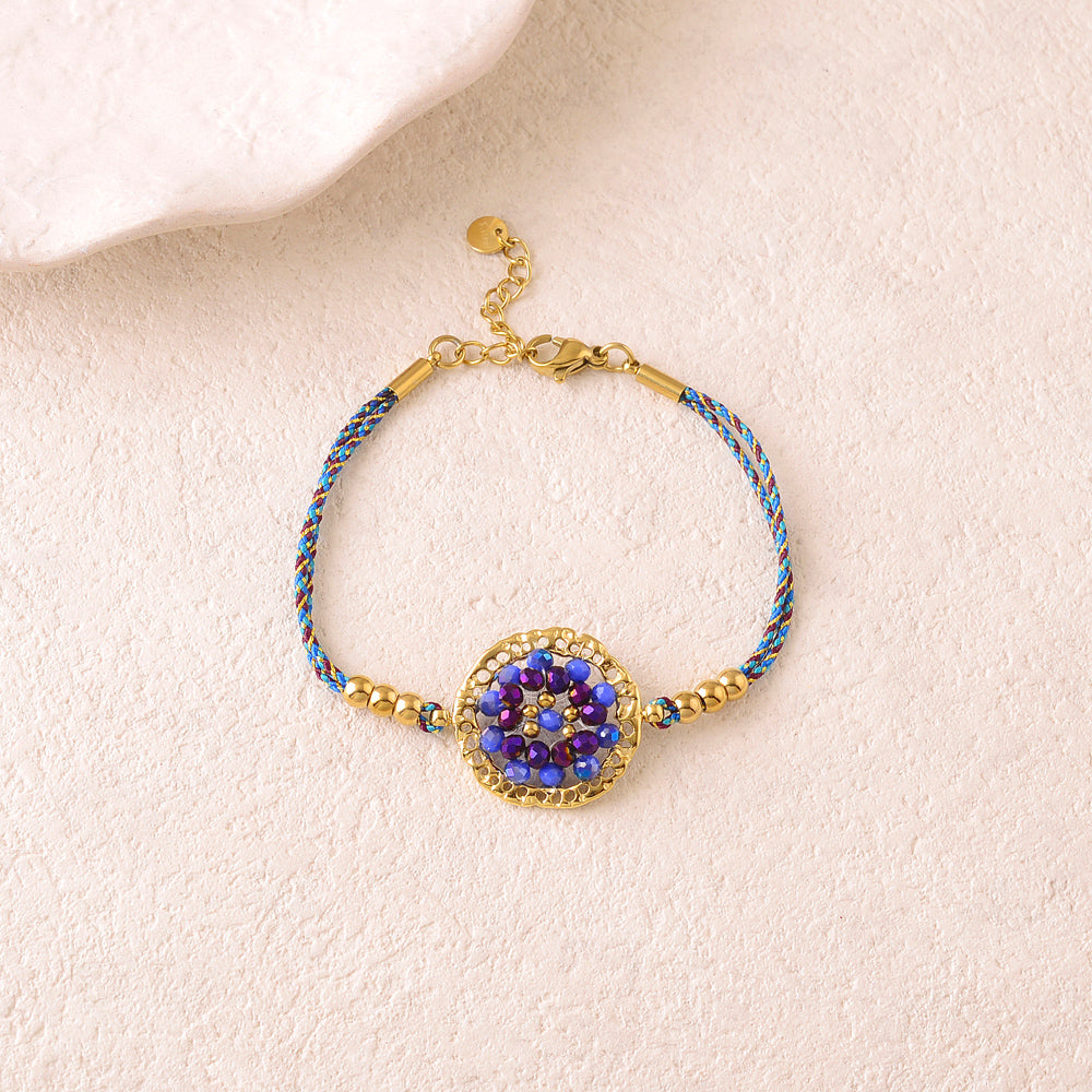 Bracelet double rangs sur cordon avec anneau rond texturé et perles en pâtes de verre