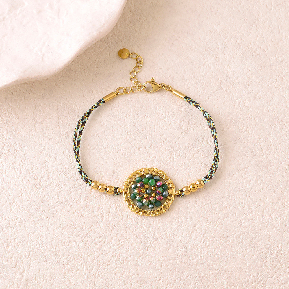 Bracelet double rangs sur cordon avec anneau rond texturé et perles en pâtes de verre