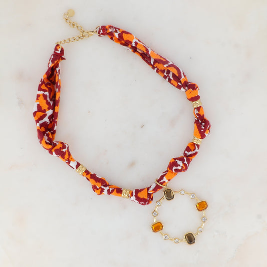 Collier sur ruban rouge orange avec pendentif anneau serti de strass blancs et de pâtes de verre marrons mixtes 39+5 cm