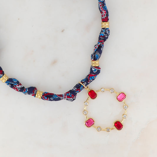 Collier sur ruban bleu mix avec pendentif anneau serti de strass blancs et de pâtes de verre roses et rouges 39+5 cm