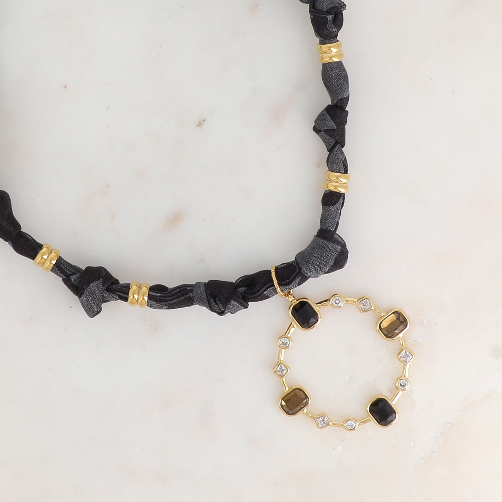 Collier sur ruban noir avec pendentif anneau serti de strass blancs et de pâtes de verre noires 39+5 cm