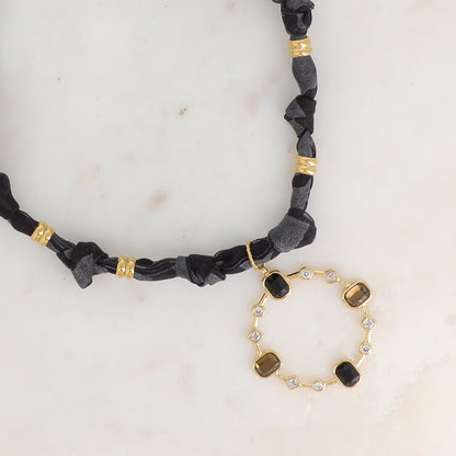 Collier sur ruban noir avec pendentif anneau serti de strass blancs et de pâtes de verre noires 39+5 cm