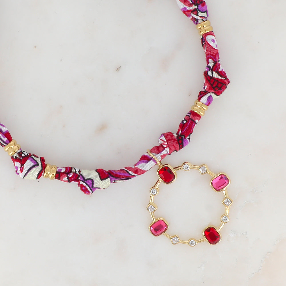 Collier sur ruban rose violet avec pendentif anneau serti de strass blancs et de pâtes de verre roses et rouges 39+5 cm