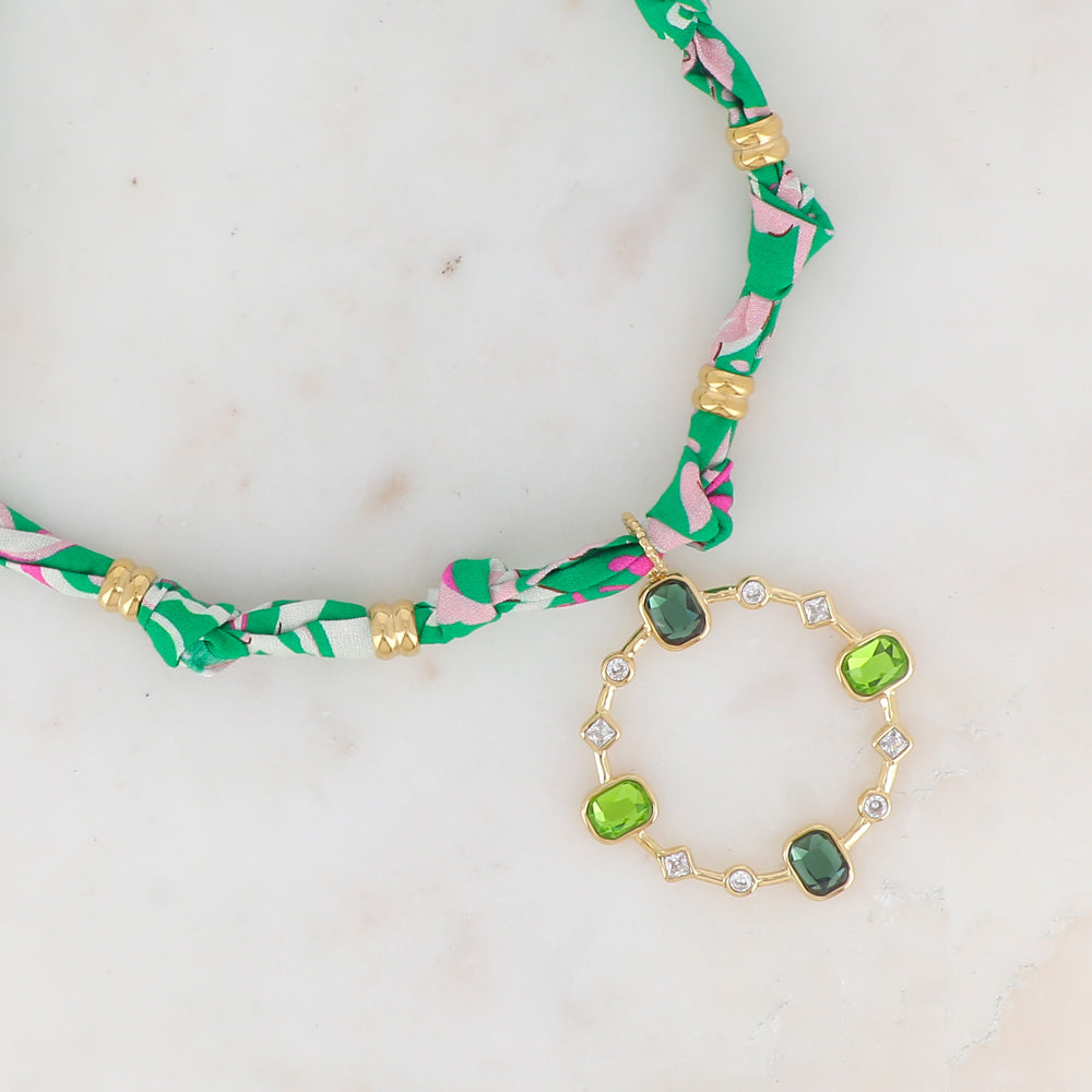 Collier sur ruban vert avec pendentif anneau serti de strass blancs et de pâtes de verre vertes mixtes 39+5 cm