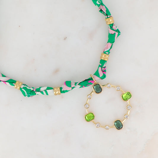 Collier sur ruban vert avec pendentif anneau serti de strass blancs et de pâtes de verre vertes mixtes 39+5 cm