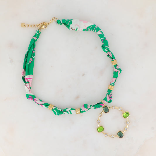 Collier sur ruban vert avec pendentif anneau serti de strass blancs et de pâtes de verre vertes mixtes 39+5 cm