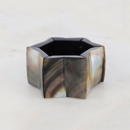 Manchette élastique en résine avec feuille de nacre Diamètre relatif : 5,7 cm - Hauteur : 4,2 cm