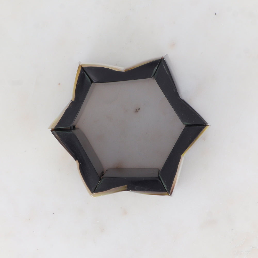 Manchette élastique en résine avec feuille de nacre Diamètre relatif : 5,7 cm - Hauteur : 4,2 cm