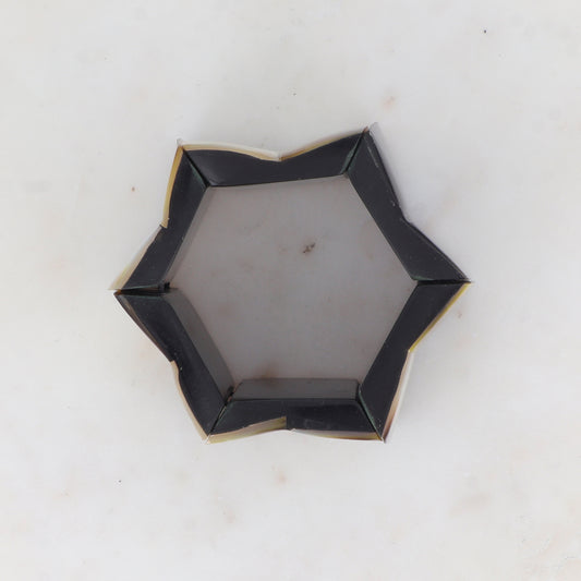 Manchette élastique en résine avec feuille de nacre Diamètre relatif : 5,7 cm - Hauteur : 4,2 cm