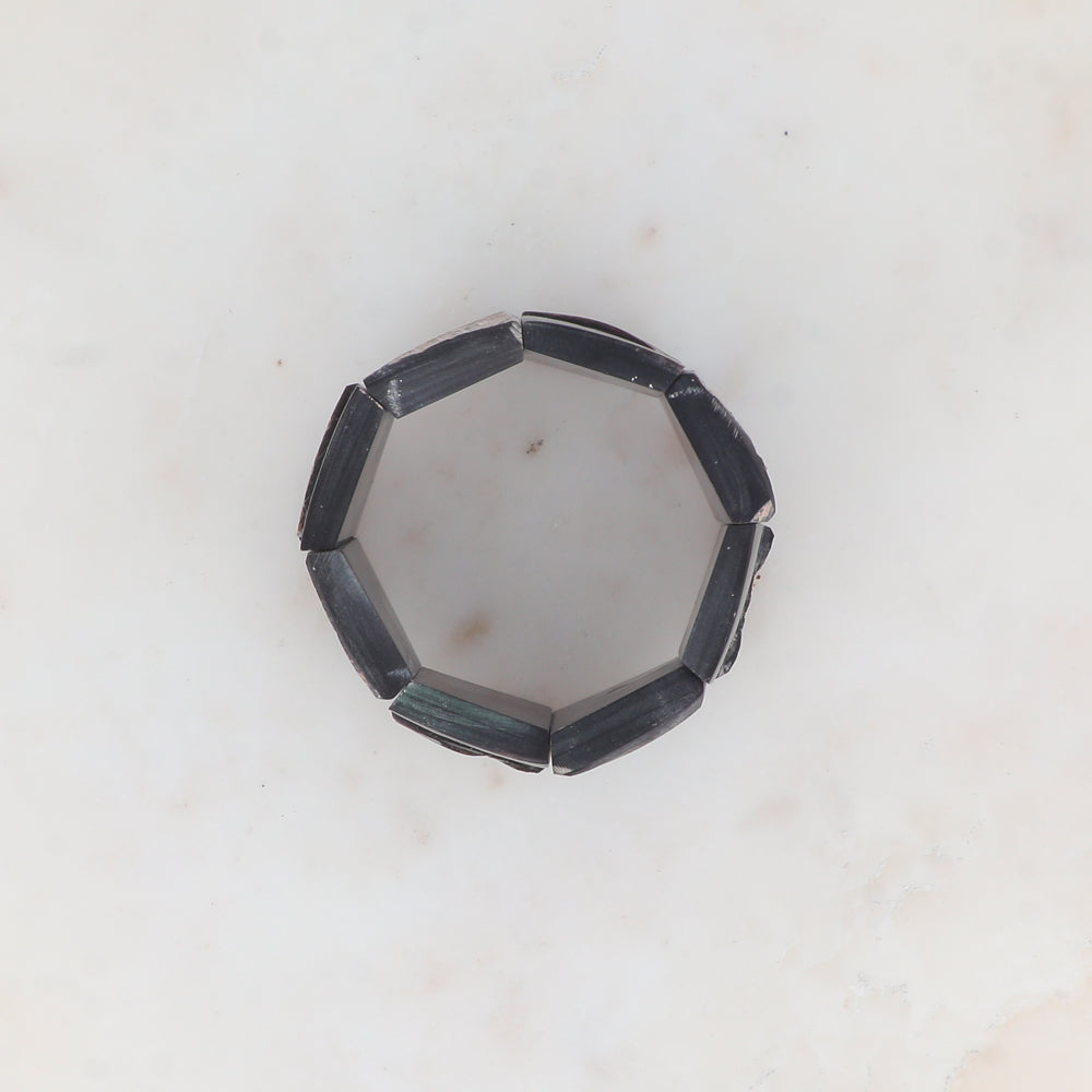 Manchette élastique en corne de buffle Diamètre relatif : 5,7 cm - Hauteur  : 4,2 cm