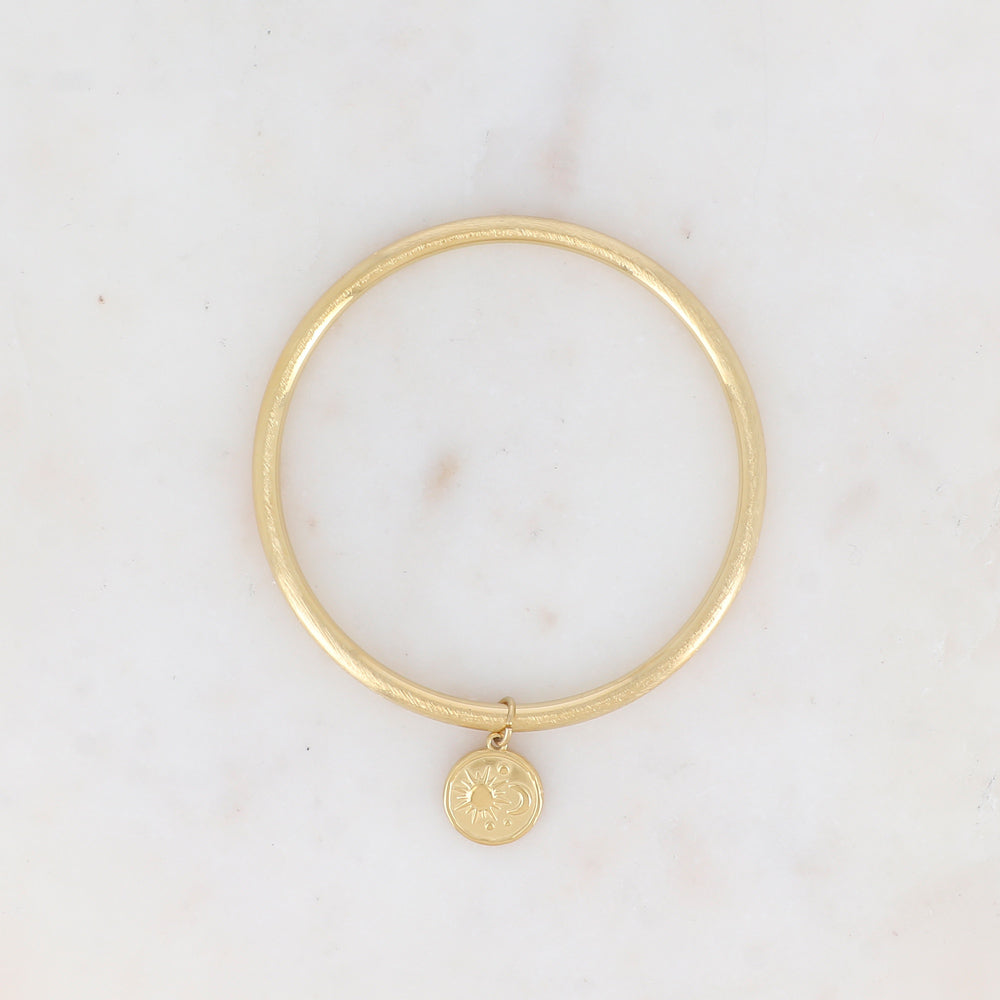 Jonc non réglable effet brossé avec pendentif rond avec motif soleil et lune Diamètre : 64mm - Epaisseur : 4mm
