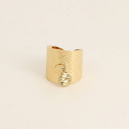 Bague large - anneau motif écaille et pampille ronde texturée