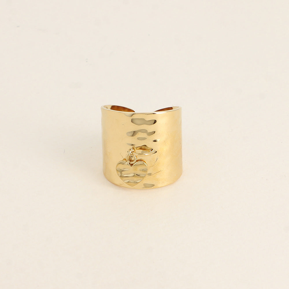 Bague large - anneau motif martelé et pampille coeur texturée