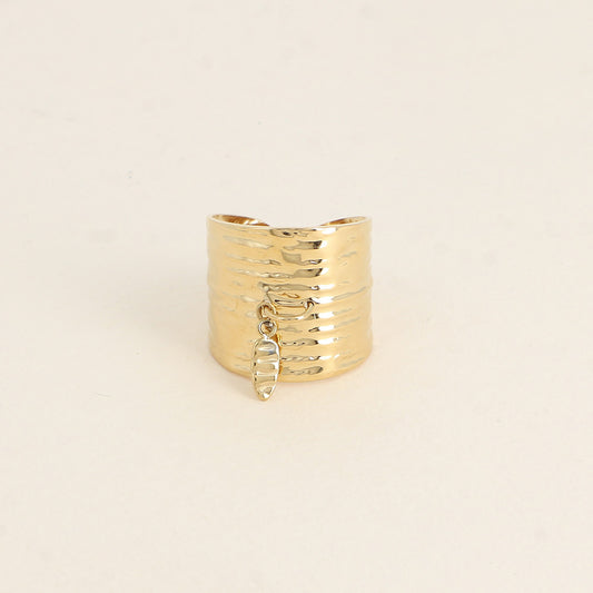 Bague large - anneau motif strié et pampille ovale texturée